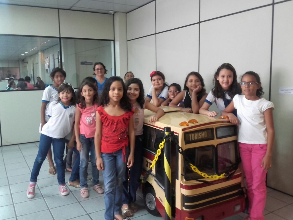 FETRANS promove ação educativa Pela Janela do Ônibus