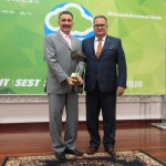 Secretário do Meio Ambiente do estado do Ceará, Sr. Artur Bruno recebendo o Troféu Destaque Ambiental.