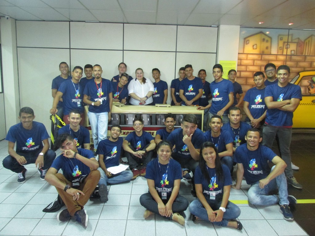 Alunos do SENAT conhecem a história do setor do transporte coletivo.