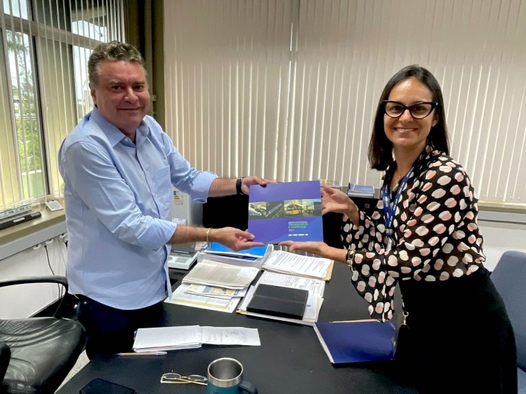 Supervisora do CRNE I, Fernanda Barreira, discute implantação de nova unidade do SEST SENAT em Caucaia, com o Secretário de Infraestrutura do Ceará